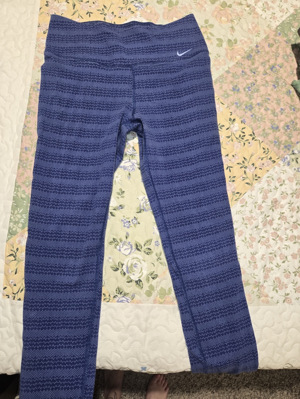 Nike Women's Blue Chevron-Stripe Performance Leggings